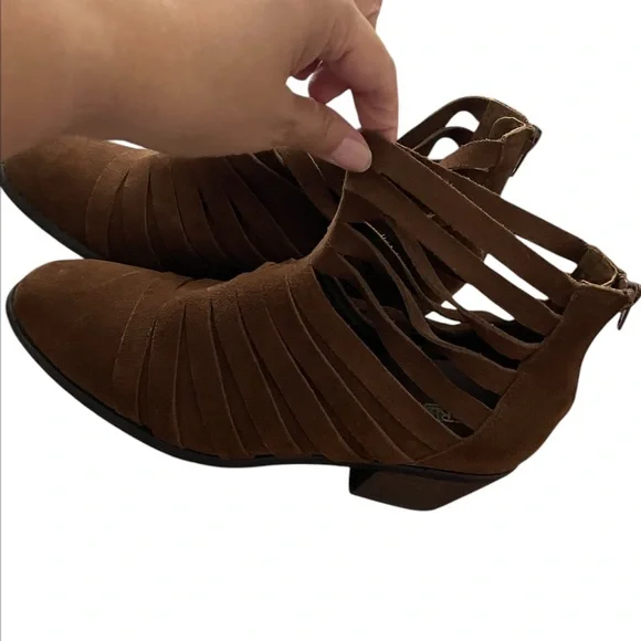 Carlos by Carlos Santana Vanna Strappy Suede Ankle Boots Booties Cutouts 9 M - Picture 3 of 6